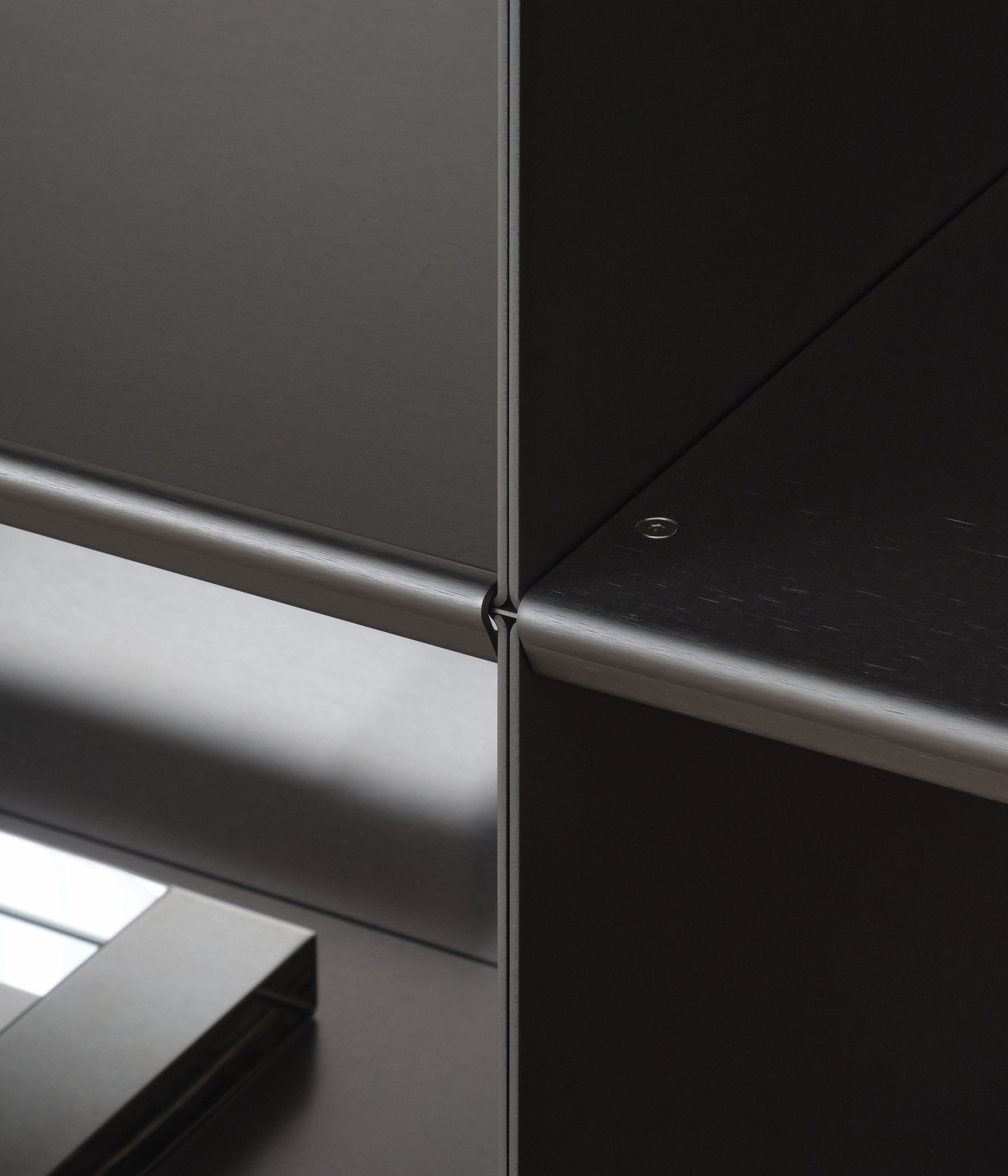 Close-up of a M85 modular shelf with a cross-shaped connection