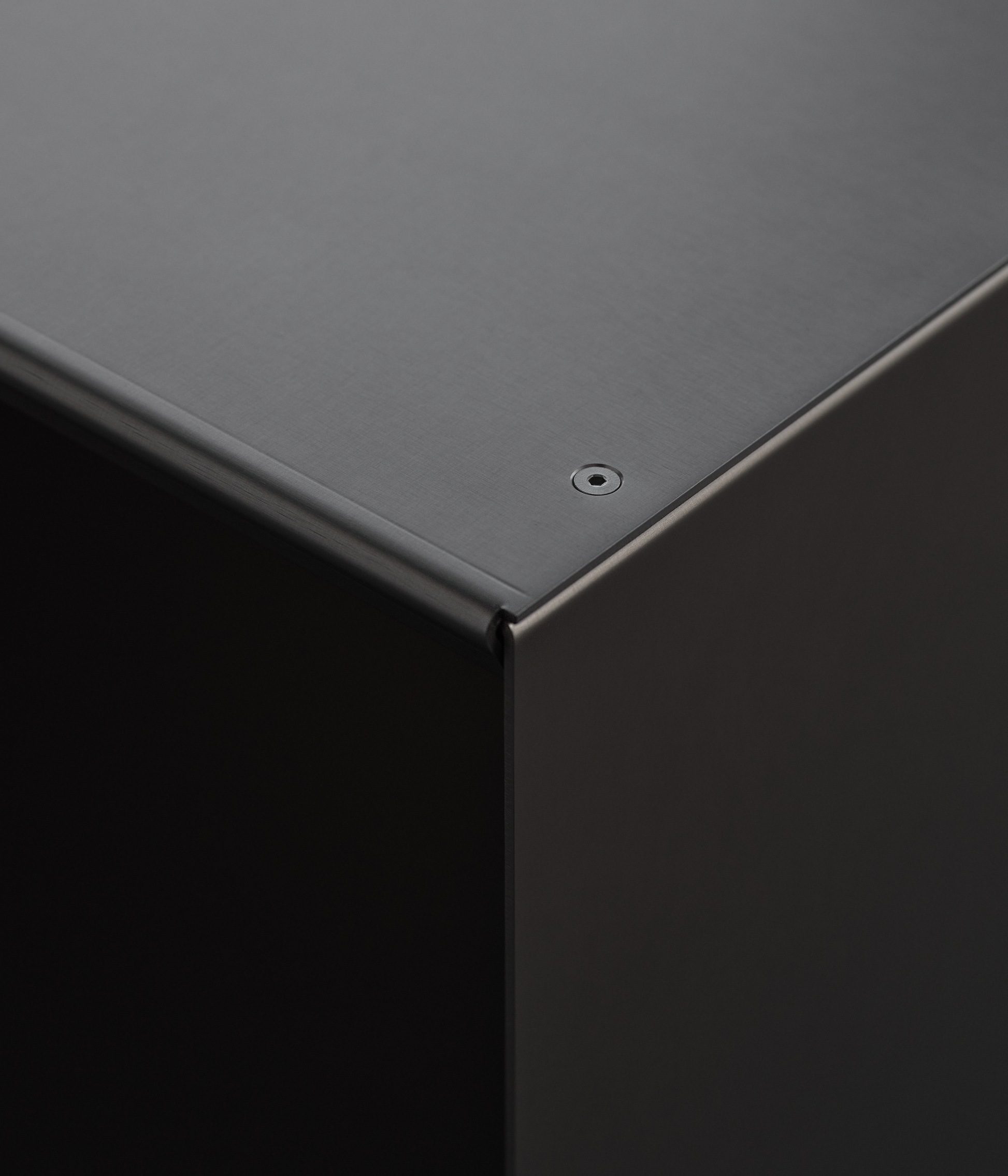 Close-up of a M85 modular shelf showing the top corner with a screw