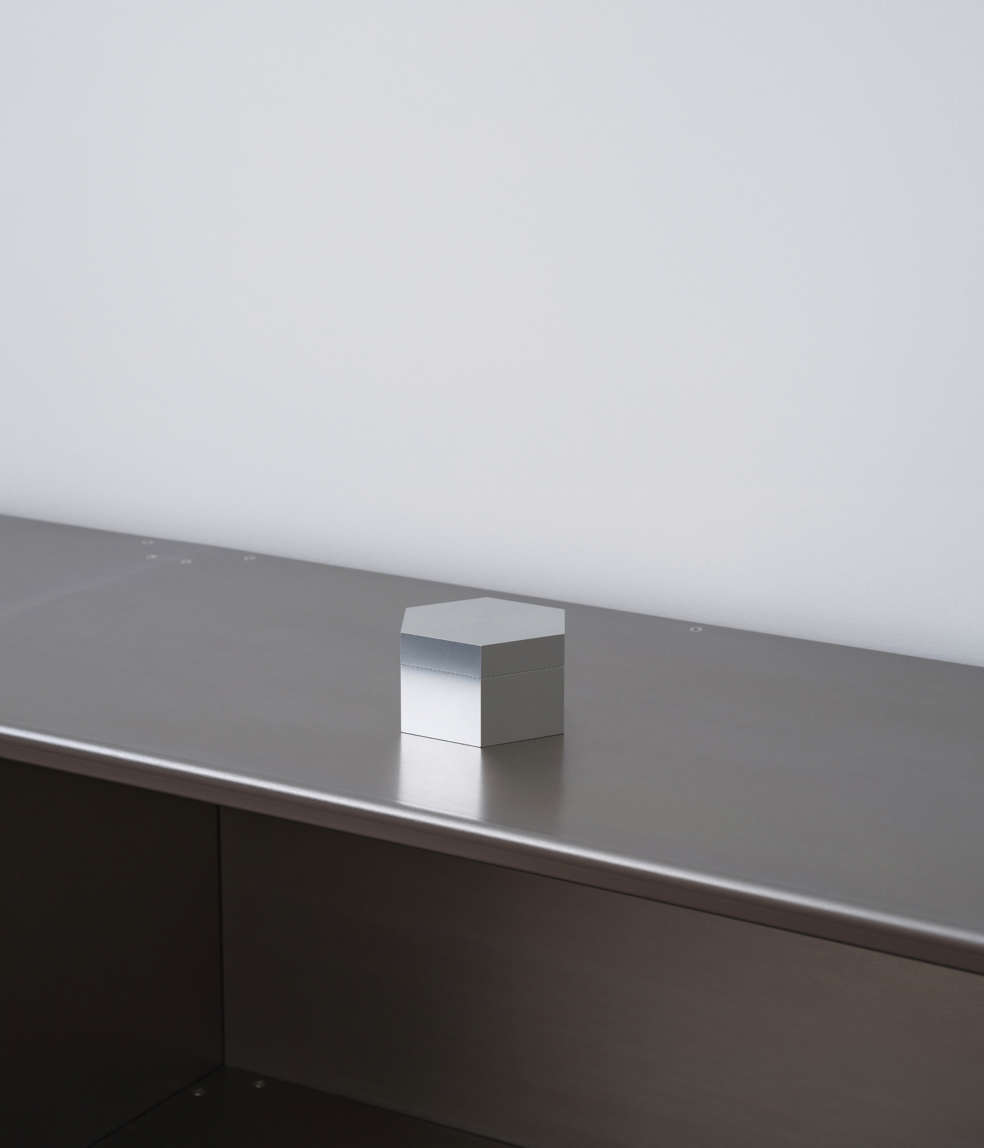 M85 hexagonal aluminum candle with closed lid