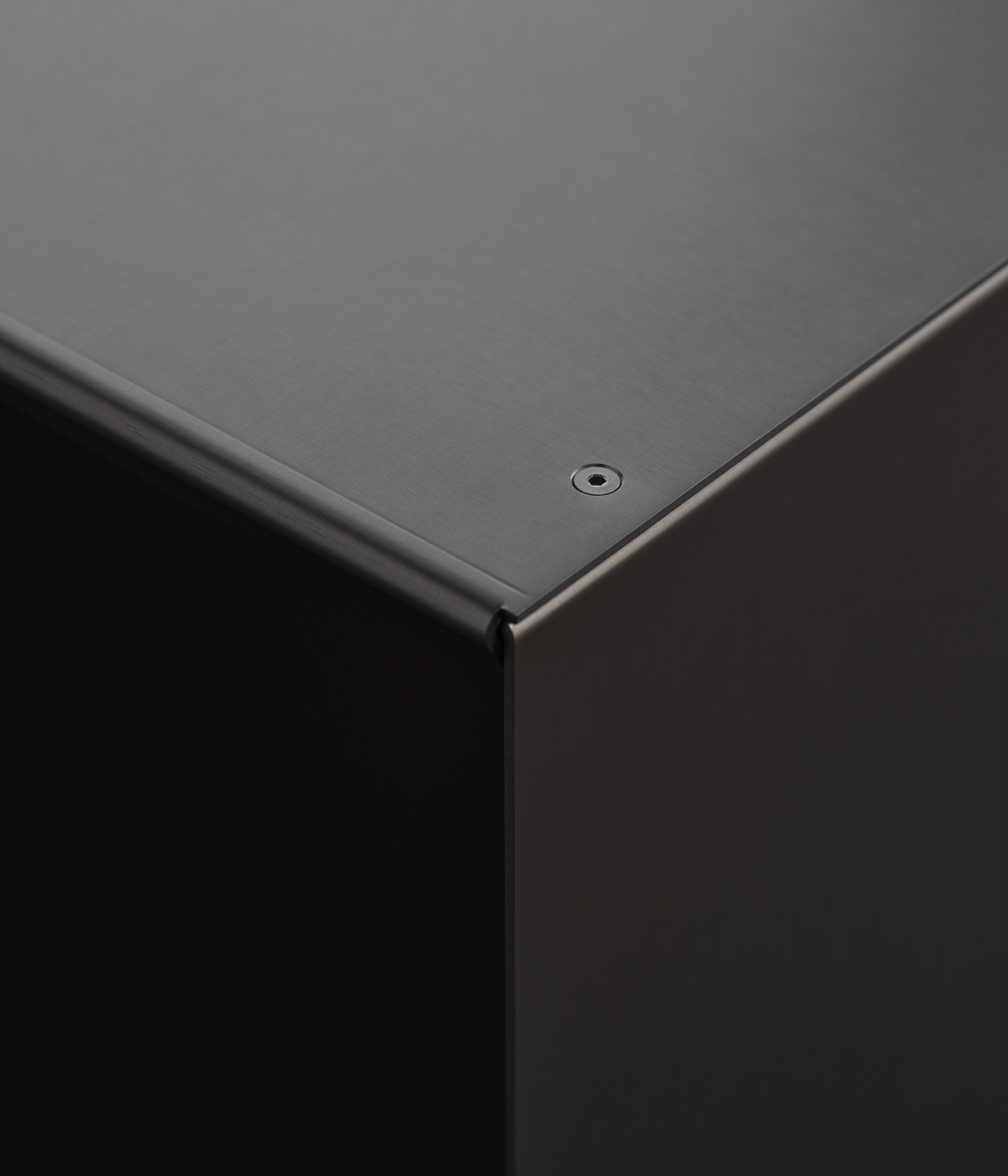 Close-up of a M85 modular shelf showing the top corner with a screw 