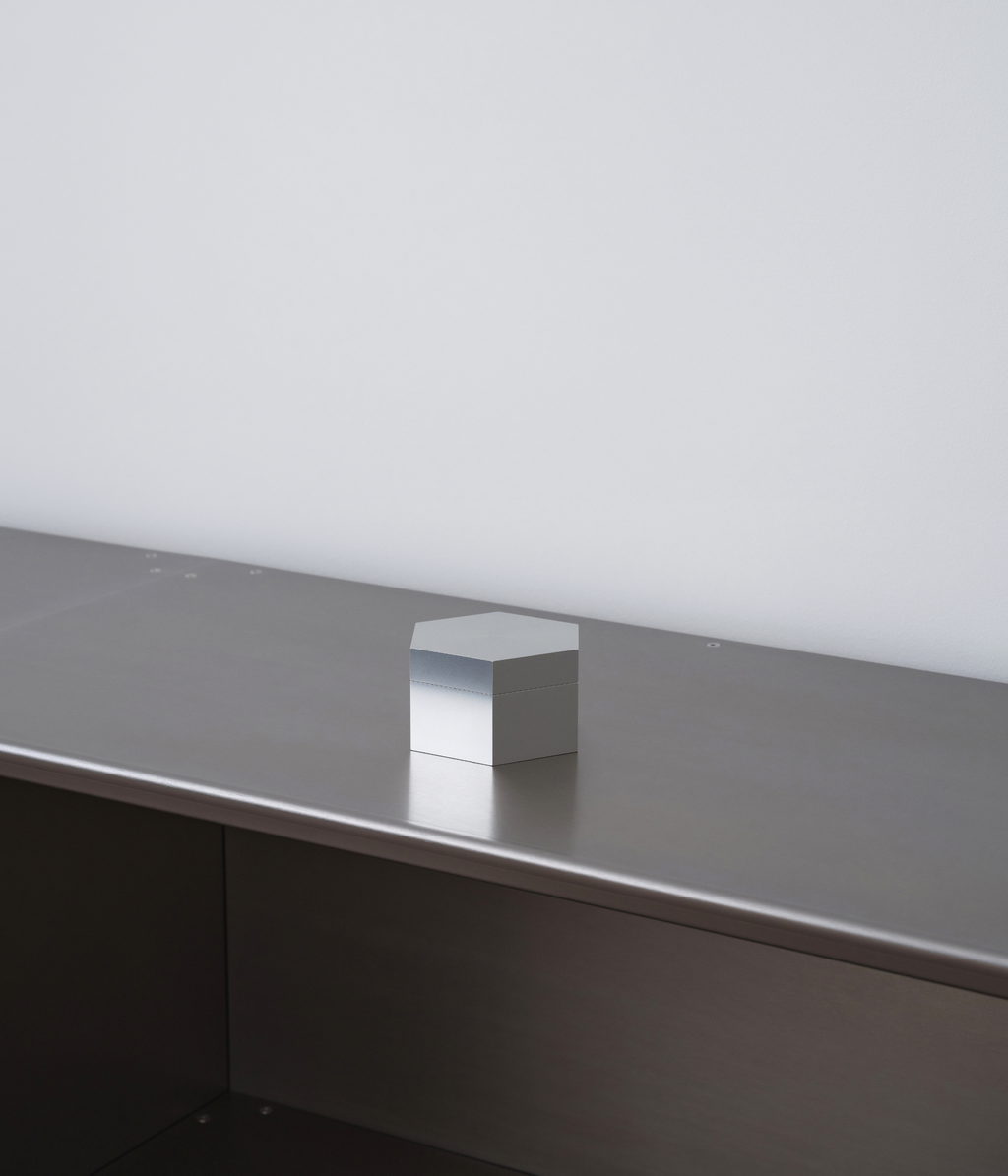 M85 hexagonal aluminum candle with closed lid
